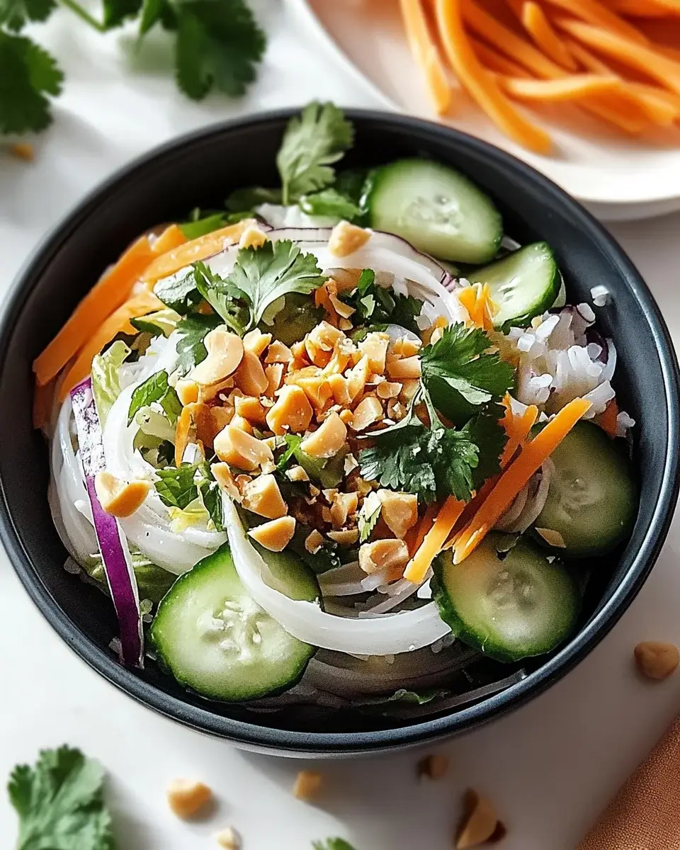 Spring Roll Salad mit Erdnusssauce: Ein Genuss für jeden!