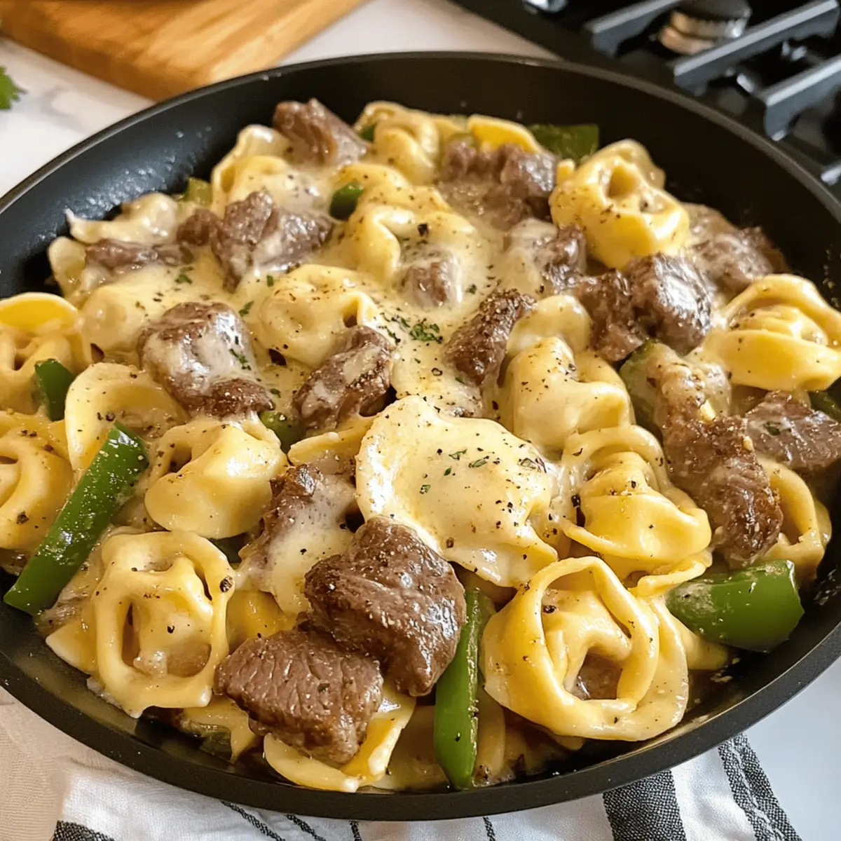 One-Pan Philly Cheesesteak Tortellini Rezept