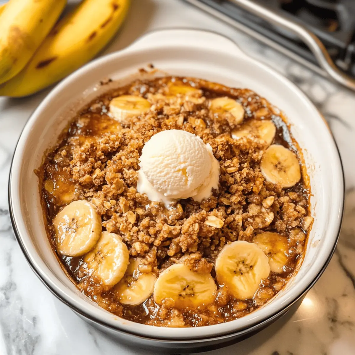 Bananas Foster Crisp mit Vanilleeis