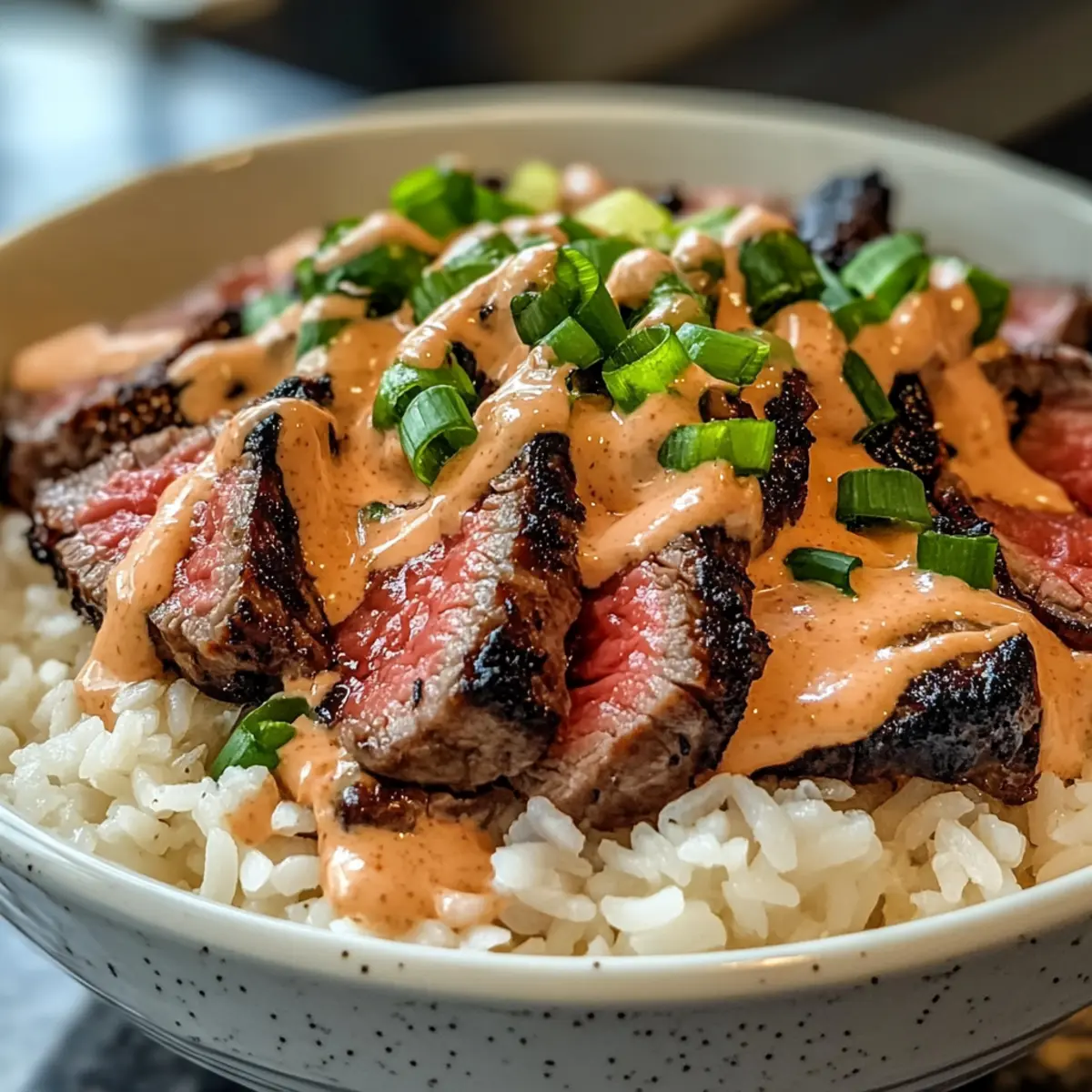 BBQ Steak Reis Schalen mit würziger Sahnesauce
