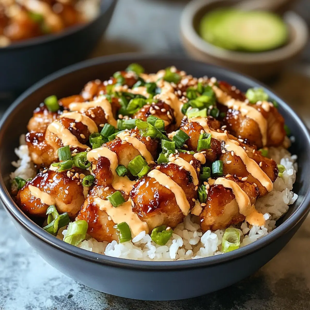Klebrige Hähnchen-Reisschalen mit scharfer Mayo für jeden Tag