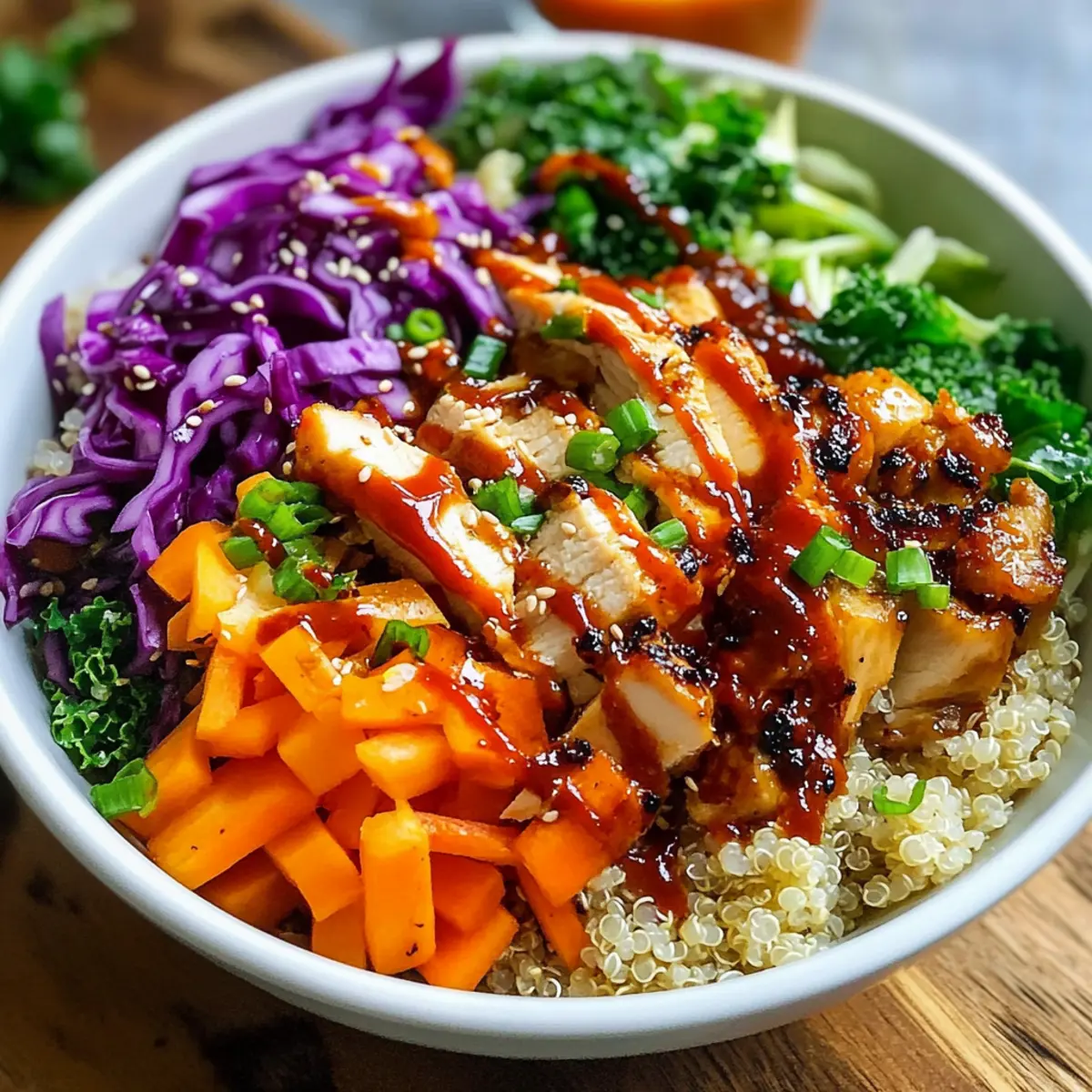 Thailändische Süß-Chili-Hühnchen-Buddha-Schalen genießen