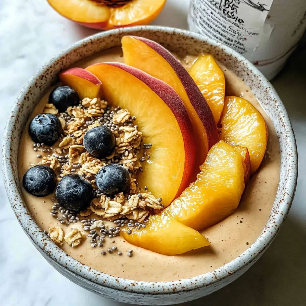 Pfirsich- und Sahne-Smoothie-Schüssel für jeden Tag