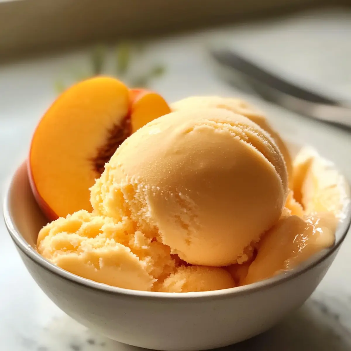 Frischer Pfirsich-Sorbet für den perfekten Sommergenuss