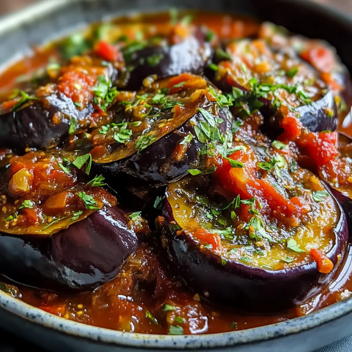 Auberginen mit Tomatensauce und Peperoni geniessen